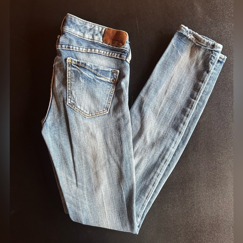 Women’s Express Super Skinny Jean - Picture 4 of 5
